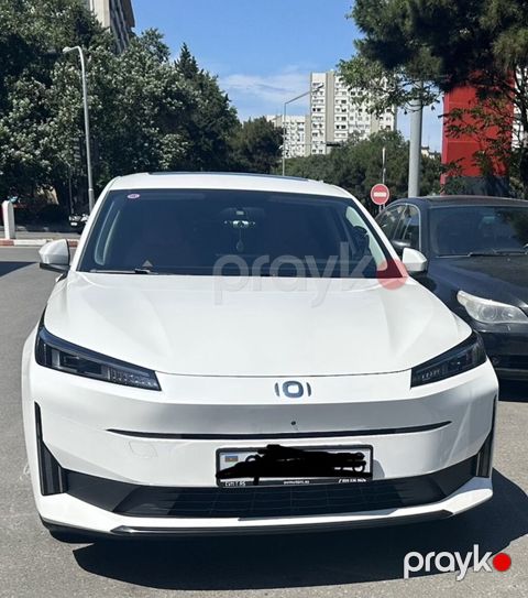 Elektrik krossover – ağ rəngdə, müasir minimalist dizayn