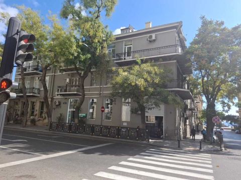 Satılır 6 otaqlı köhnə tikili 200 m² — Bakı