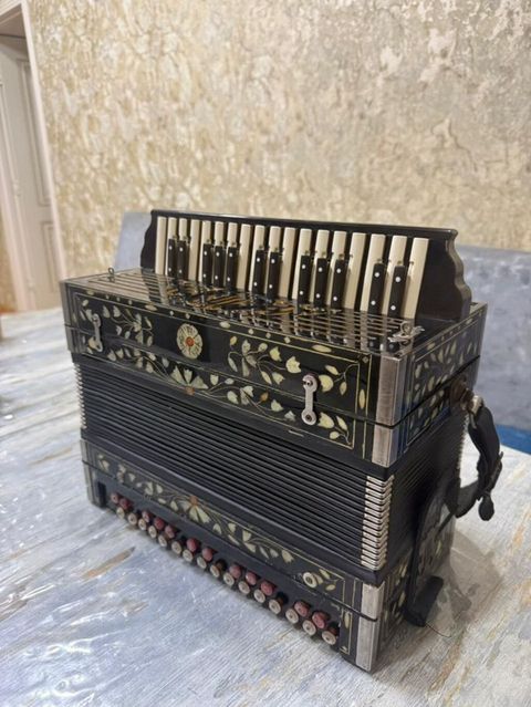satdığım üçün bu qiymətədi.Barter yalnız qarmonla — Qobustan