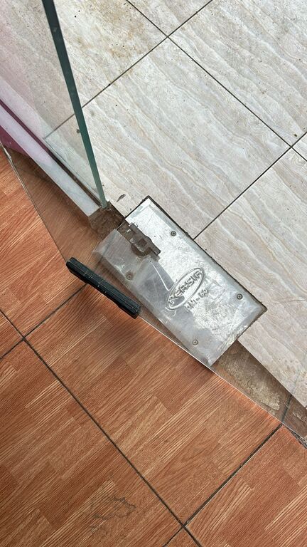 Şüşə qapıların təmiri — Təmir və inşaat, Bakı (2)