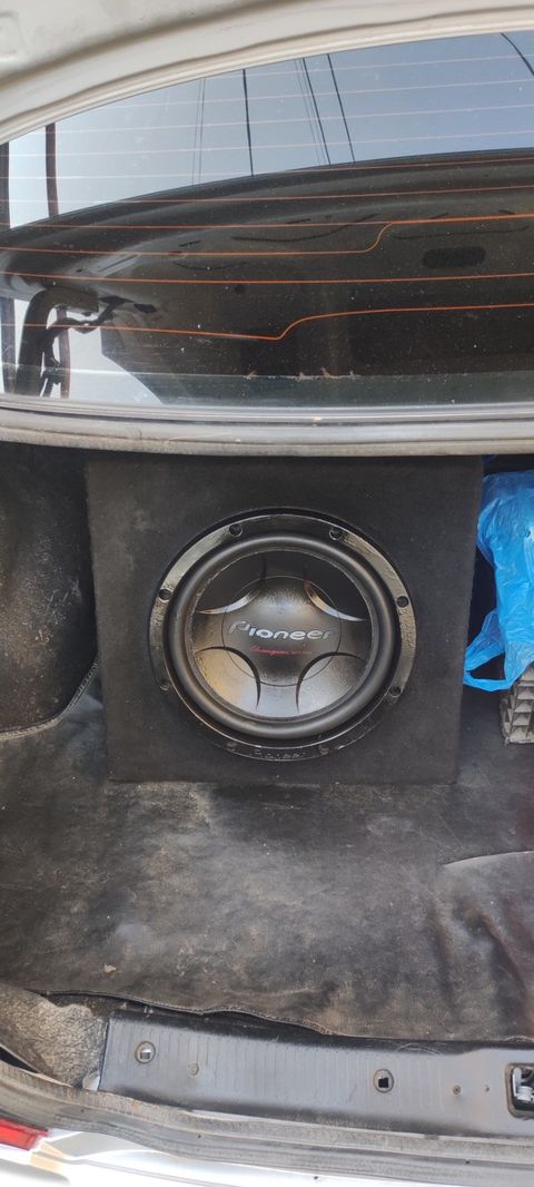 Pioneer səsgücləndiricisi və sabvufer — Bakı