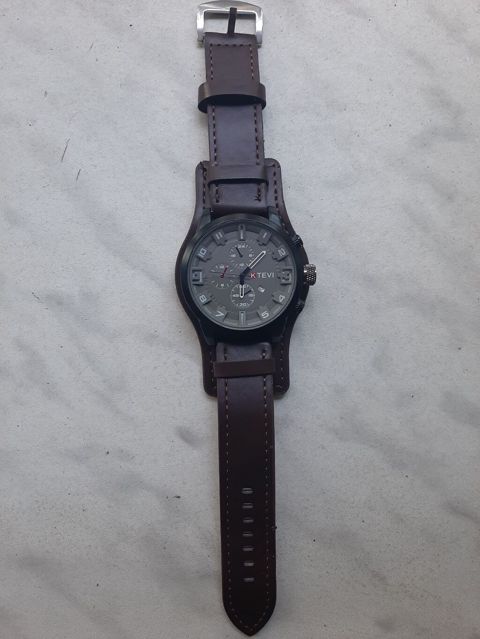 Yeni, Qol saatı, rəng - Qara — Wristwatches