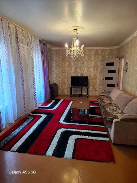 Salam ev Saray qəsəbəsində yerləşir.Saray İnternatın kuruquna yaxın — Saray