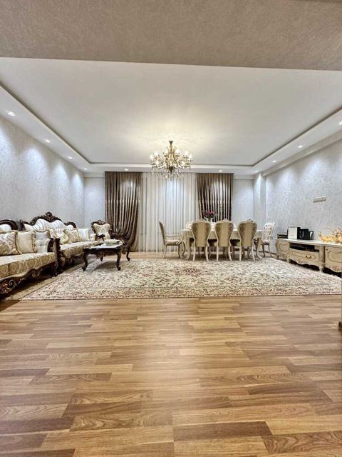 Satılır 4 otaqlı yeni tikili 200 m² — Bakı
