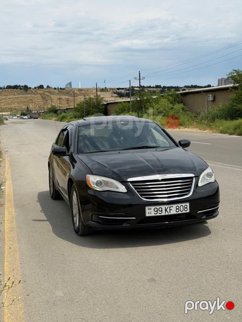 Chrysler 200, qara rəng, sedan kuzov. Xarici xüsusiyyətlər: - Xrom ön — Sumqayıt