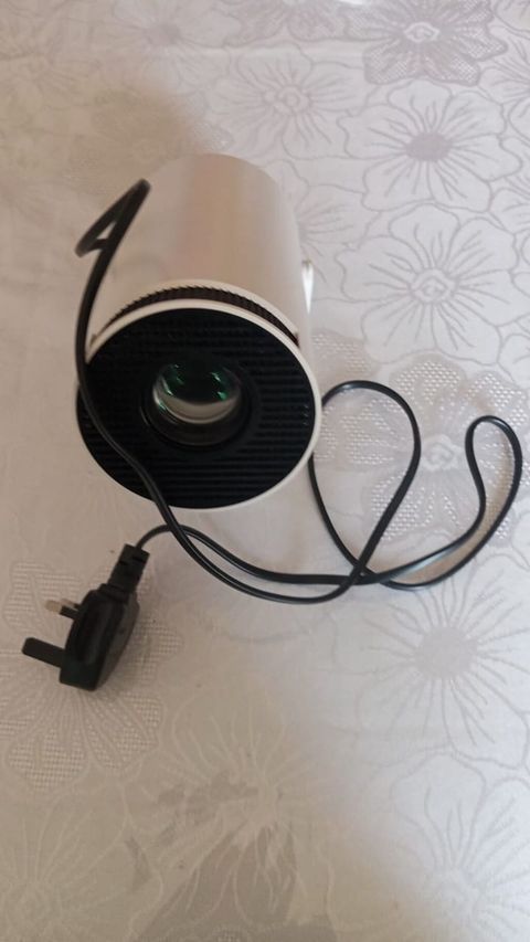 Mini proyektor – kompakt silindrik dizayn, ön hissədə fokuslanabilən — Digah