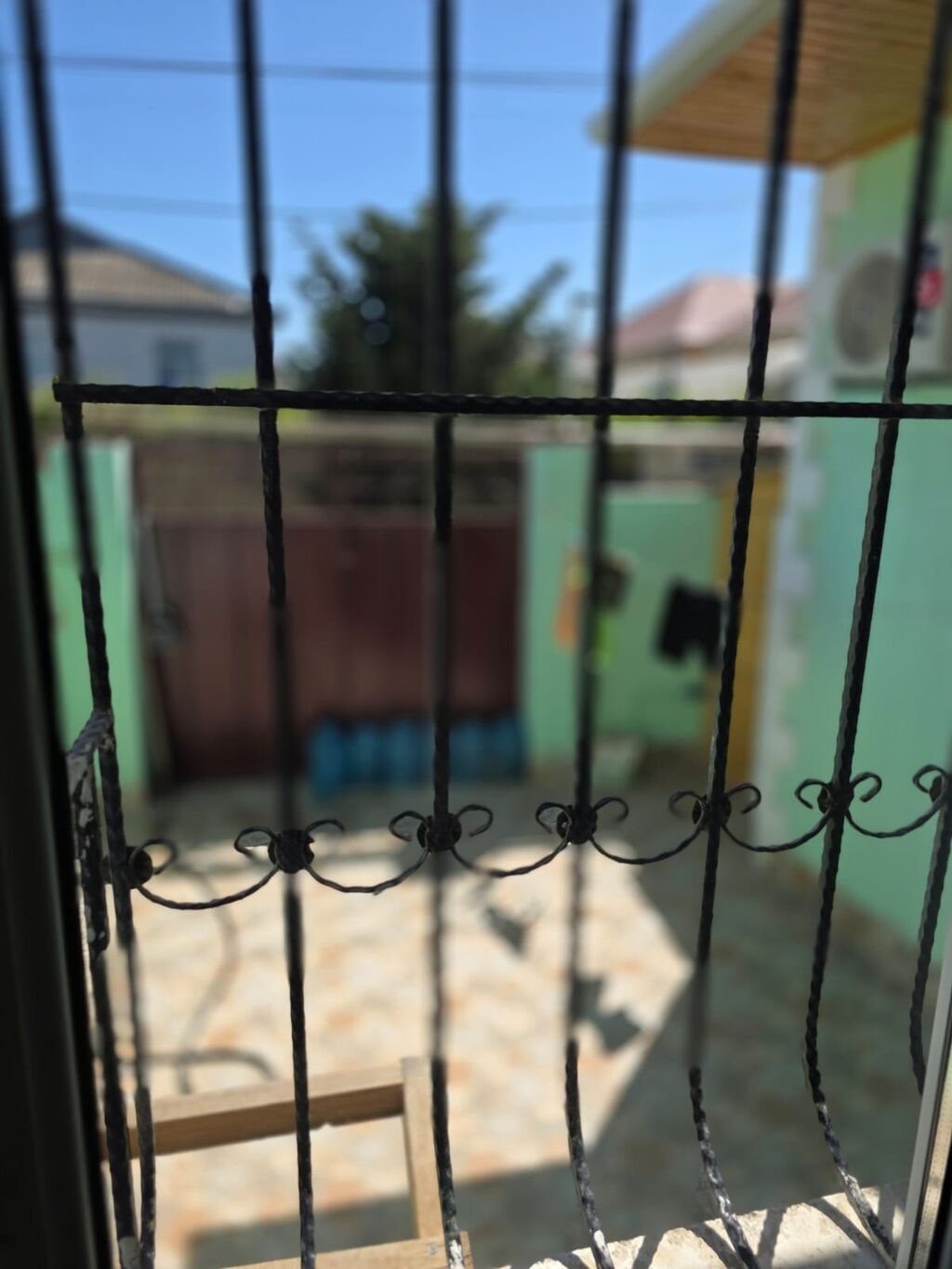 Həyət evi – kompakt həyət sahəsi və örtülü eyvan - Divarları açıq — Ev, villa, Bakı (7)