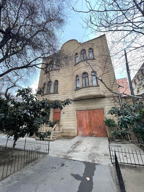 Satılır 12 otaqlı həyət evi/bağ evi 1060 m² — Bakı