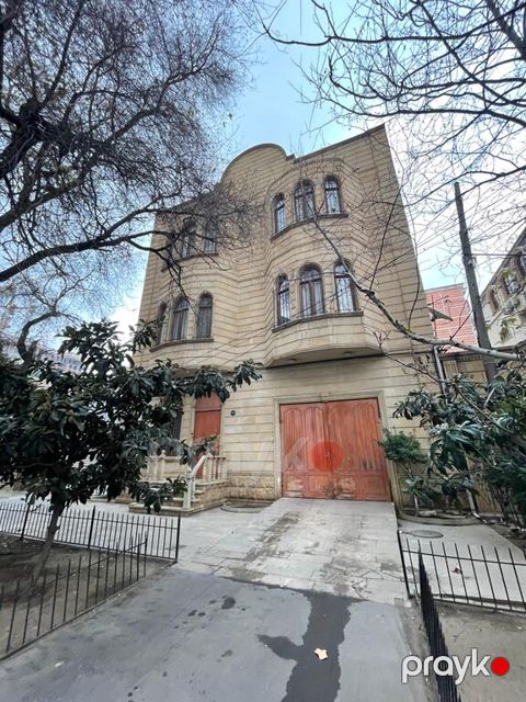 Satılır 12 otaqlı həyət evi/bağ evi 1060 m²