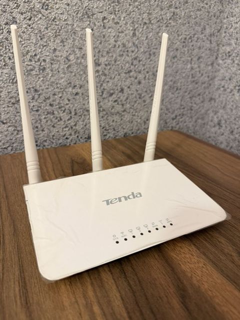 Tenda Wi‑Fi router Xüsusiyyətlər: - 3 ədəd xarici antena – geniş — Bakı