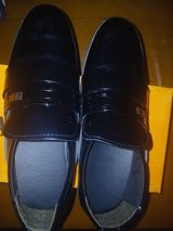 Kişi klassik tufliləri - Rəng: qara, yüksək parlaq səth - Model — Dress shoes