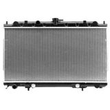 "Nissan Sunny 2008" su radiatoru — Avtomobil