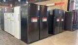 Məişət texnikası mağazasında müxtəlif model və ölçülərdə iki qapılı — Soyuducu Paltaryuyan televizor vitrinlerin satış mərkəzi — Refrigerators
