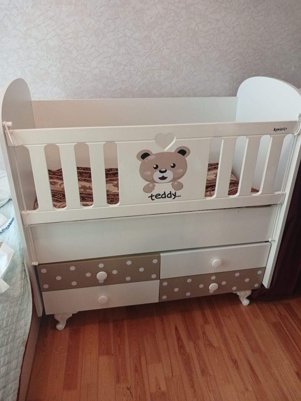 Uşaq beşiyi – “Teddy” dizaynlı, çekmecəli model - Rəng: ağ və bej — Bəşikləri, Bakı