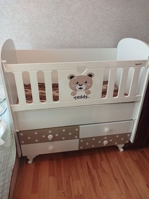 Uşaq beşiyi – “Teddy” dizaynlı, çekmecəli model - Rəng: ağ və bej — Bakı