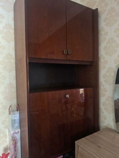 Taxta vitrin/dolab - Material: cilalanmış taxta (qoz rəngi) - Üst — Bakı