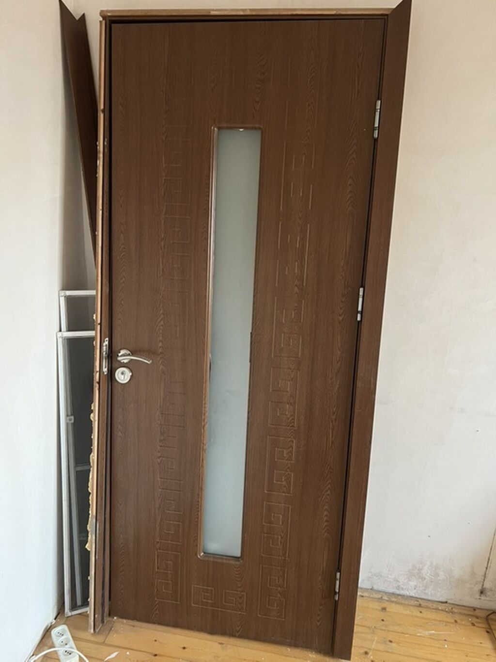 Otaq qapısı – taxta teksturalı, tünd qəhvəyi rəng. Ön səthdə oyma — Pəncərələr, qapılar, balkonlar, Bakı (2)
