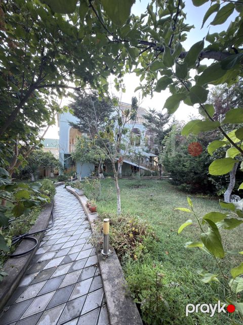 Satılır 8 otaqlı həyət evi/bağ evi 370 m²