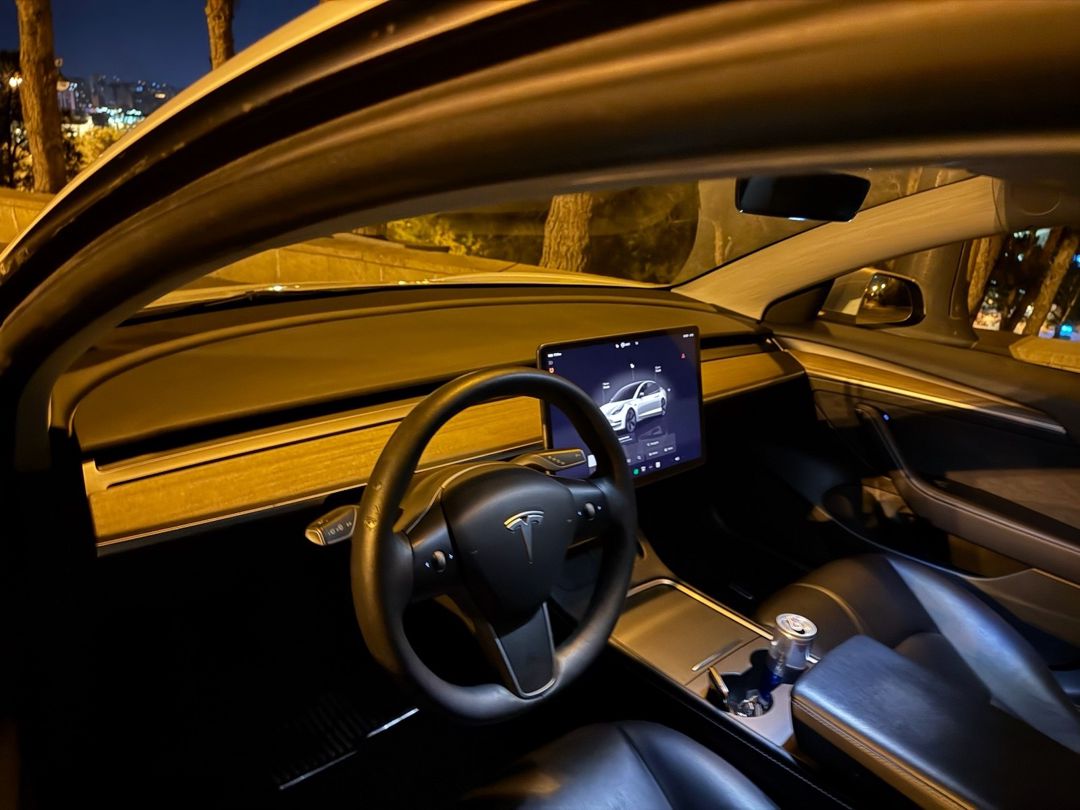 Tesla Model 3, 2023 il icarəsi — Avtomobil icarəsi, Bakı (3)