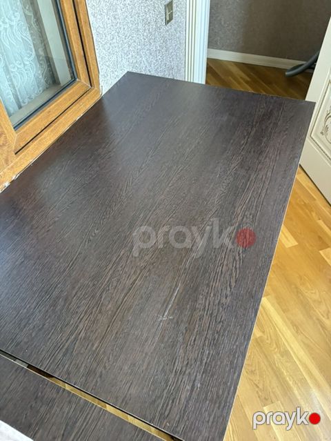 Tünd qəhvəyi rəngdə yemək/iş masası - Material: ağac teksturalı — Xırdalan