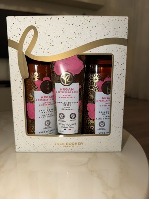 Yves Rocher “Argan & Rose Petals” hədiyyə dəsti Tərkib: - Bədən — Bakı