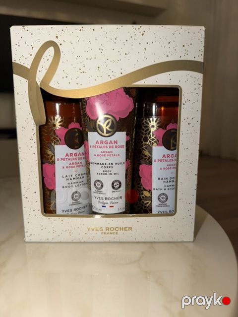 Yves Rocher “Argan & Rose Petals” hədiyyə dəsti Tərkib: - Bədən — Bakı