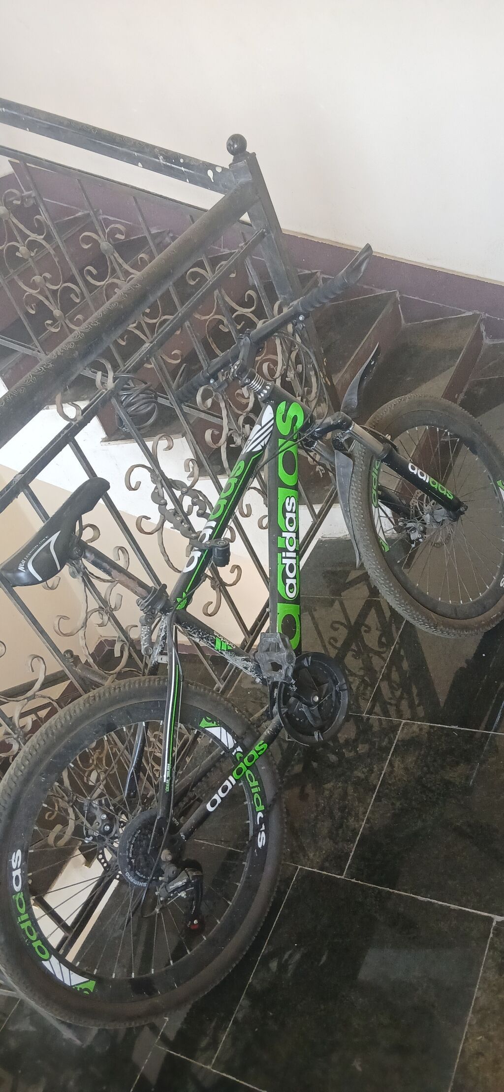 Dağ velosipedi – Adidas dizaynlı, qara-yaşıl rəng sxemi — Dağ velosipedləri, Bakı (2)