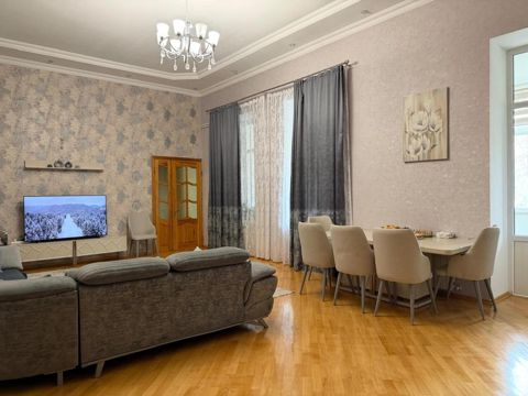 Satılır 5 otaqlı köhnə tikili 255 m² — Bakı