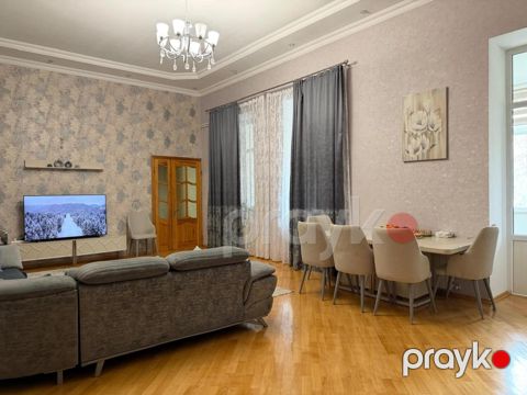 Satılır 5 otaqlı köhnə tikili 255 m²