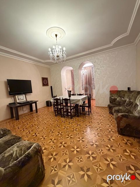 Satılır 2 otaqlı köhnə tikili 75 m²