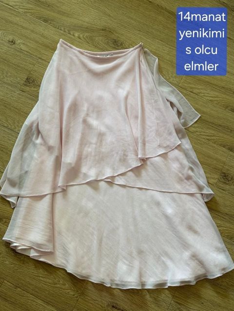 Açıq çəhrayı rəngdə, qat-qat dizaynlı ətək. Yüngül, axıcı parça — Bakı