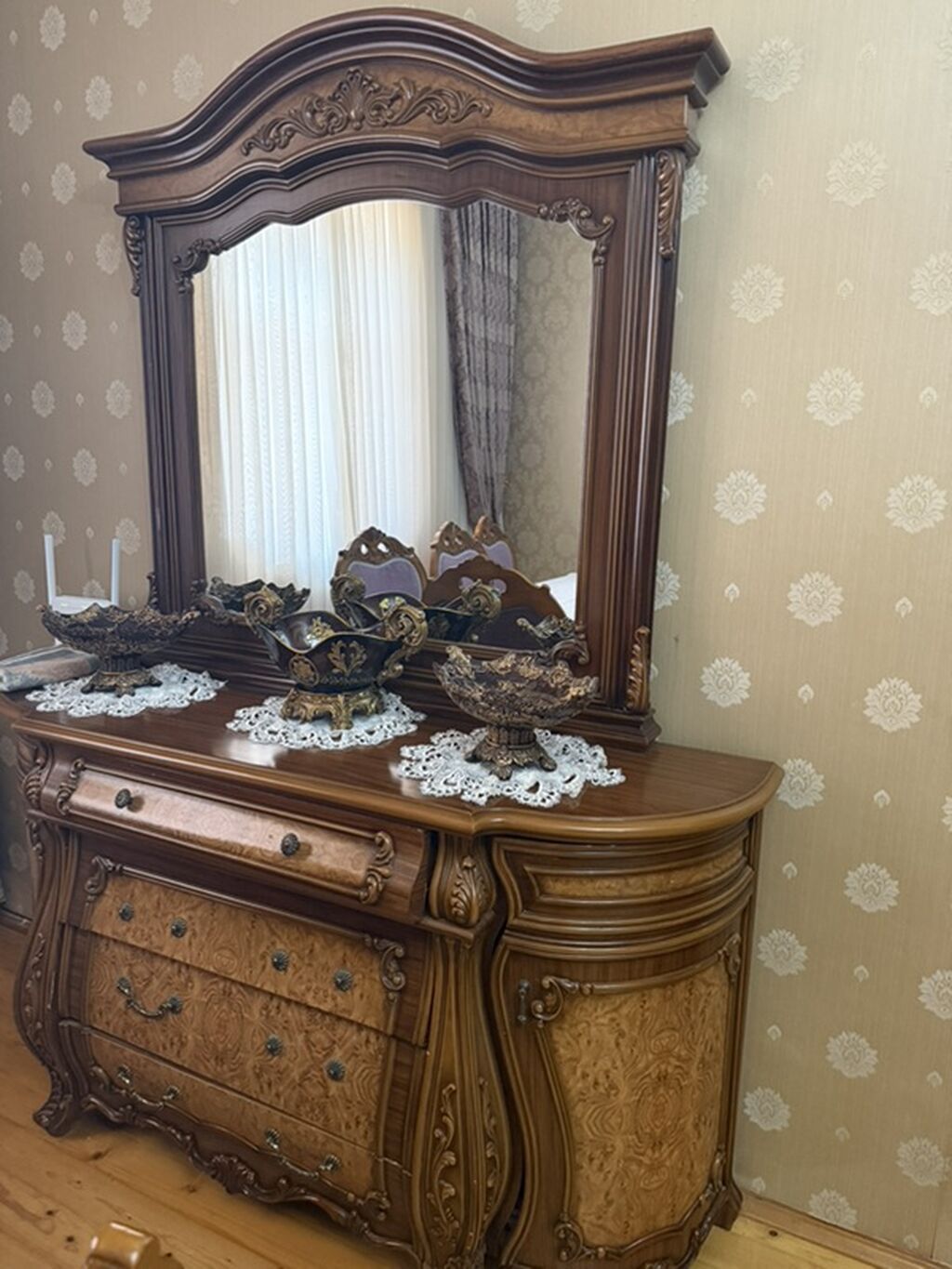 Klassik üslubda yemək otağı üçün taxta mebel dəsti. Tərkibi: - Vitrin — Qonaq otağı üçün, Bakı (3)