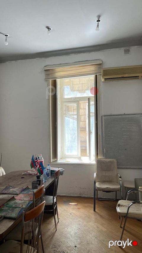Satılır 3 otaqlı köhnə tikili 120 m²