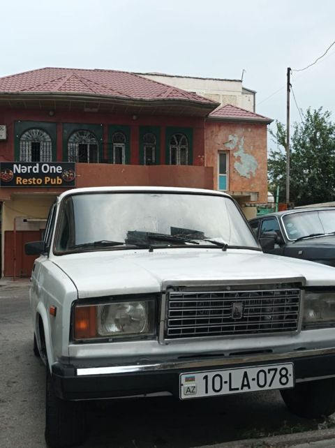 Lada 2107 sedan - Kuzov: ağ rəng, 4 qapı - Salon: arxa şüşə bənövşəyi — Xırdalan