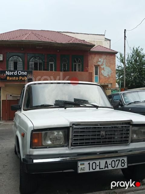 Lada 2107 sedan - Kuzov: ağ rəng, 4 qapı - Salon: arxa şüşə bənövşəyi