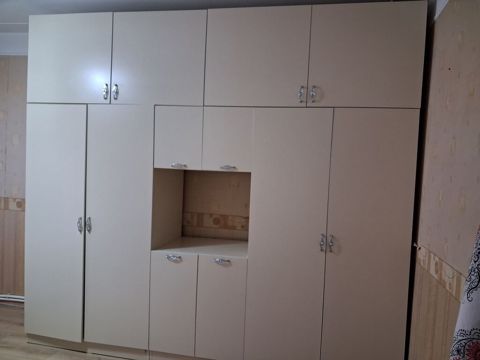 Bej rəngli divarboyu qarderob-dolab sistemi /MDF tipli hamar səthli — Bakı