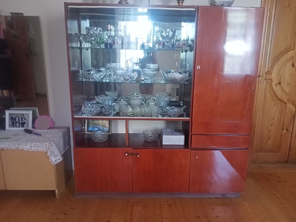 Mebel vitrin-dolab - Material: ağac karkas, parlaq qəhvəyi rəngli — Şkaflar, Gəncə (3)