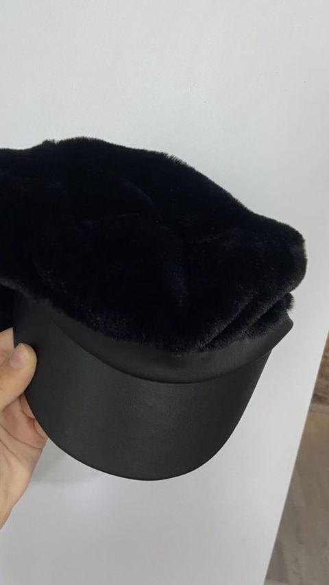 Qara rəngli unisex papaq – süni xəz üst hissə və dəri görünümlü — Sumqayıt