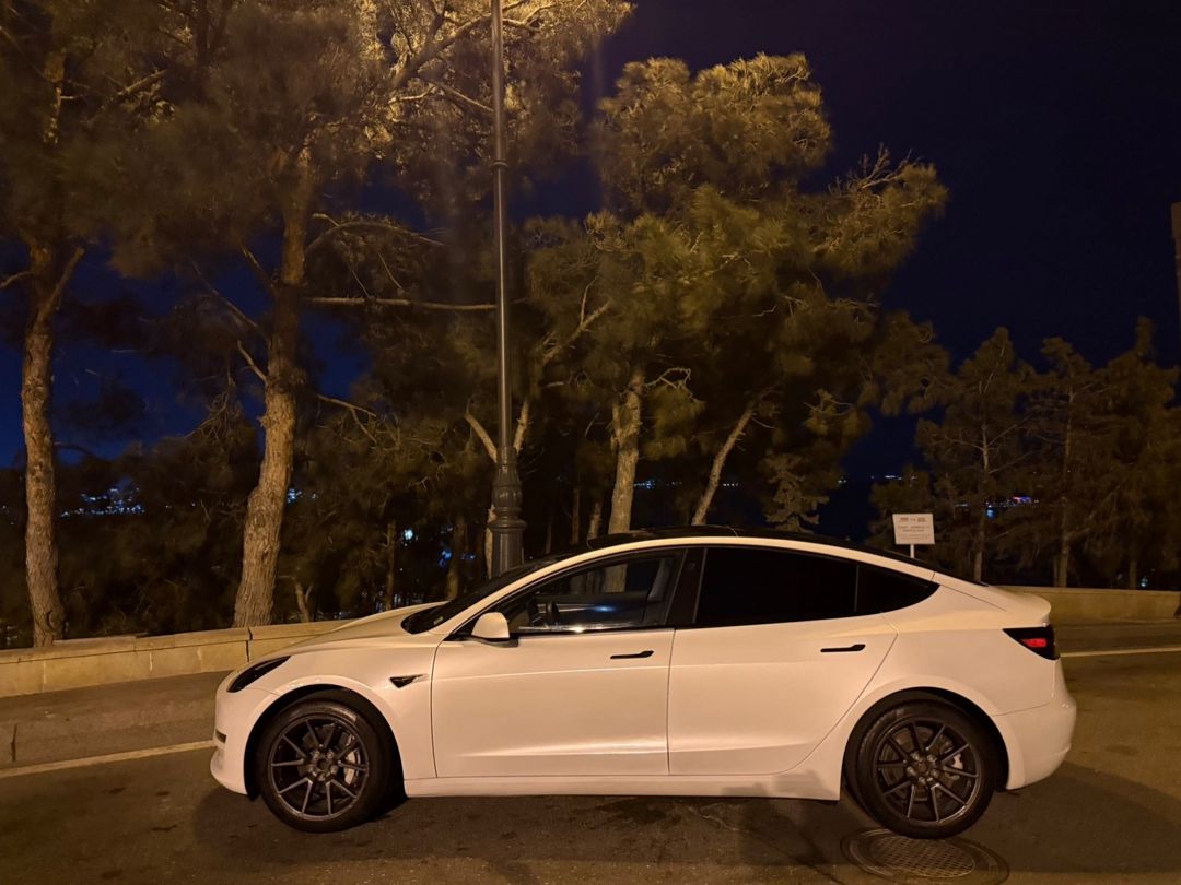 Tesla Model 3, 2023 il icarəsi — Avtomobil icarəsi, Bakı (4)