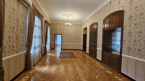 Satılır 5 otaqlı köhnə tikili 200 m² — Bakı