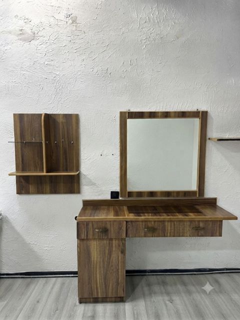 Salon ücün 4 dest mebel satilir. Uzunluq 1.40.En:40. Güzgü 90/90 Divar — Bakı