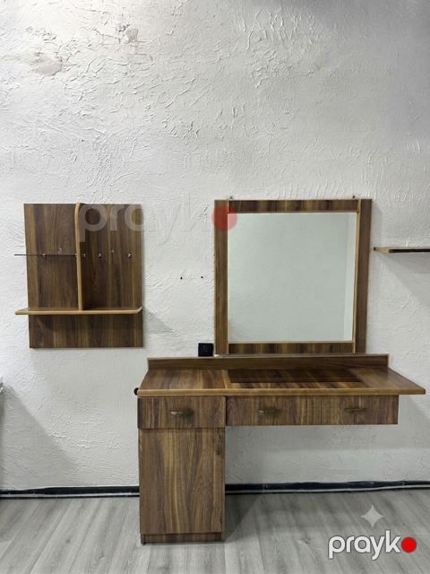 Salon ücün 4 dest mebel satilir. Uzunluq 1.40.En:40. Güzgü 90/90 Divar — Bakı
