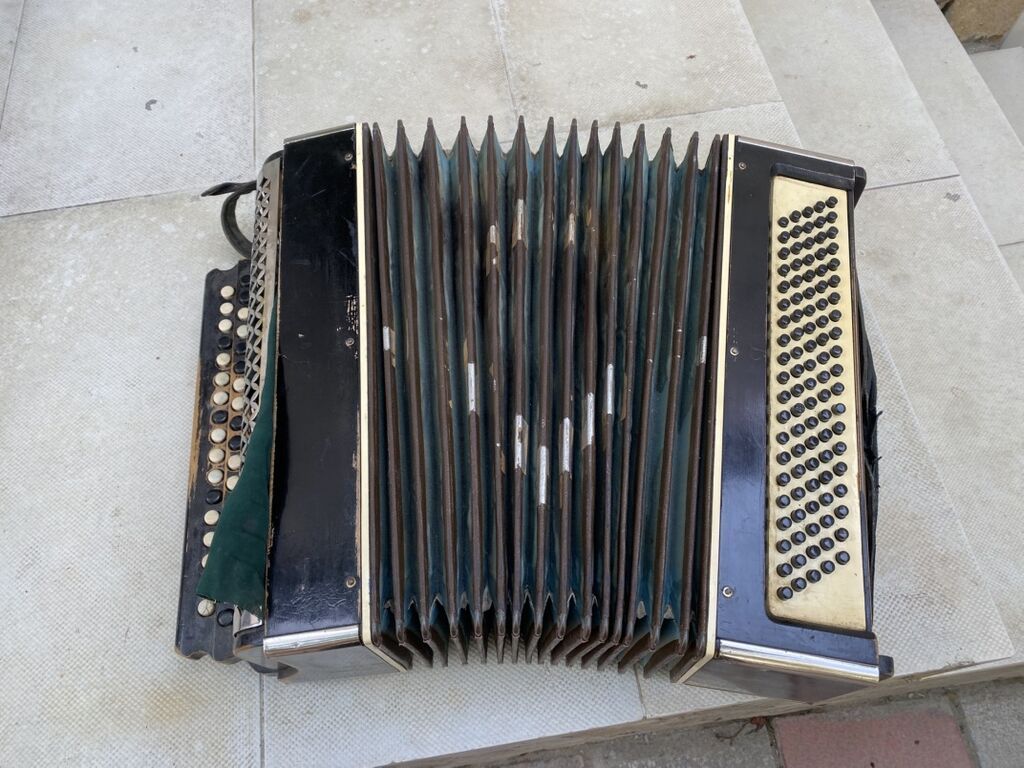 Akustik Akkordeon, İşlənmiş, Ünvandan götürmə — Akkordeonlar, harmonilar, bayanlar, Bakı (5)