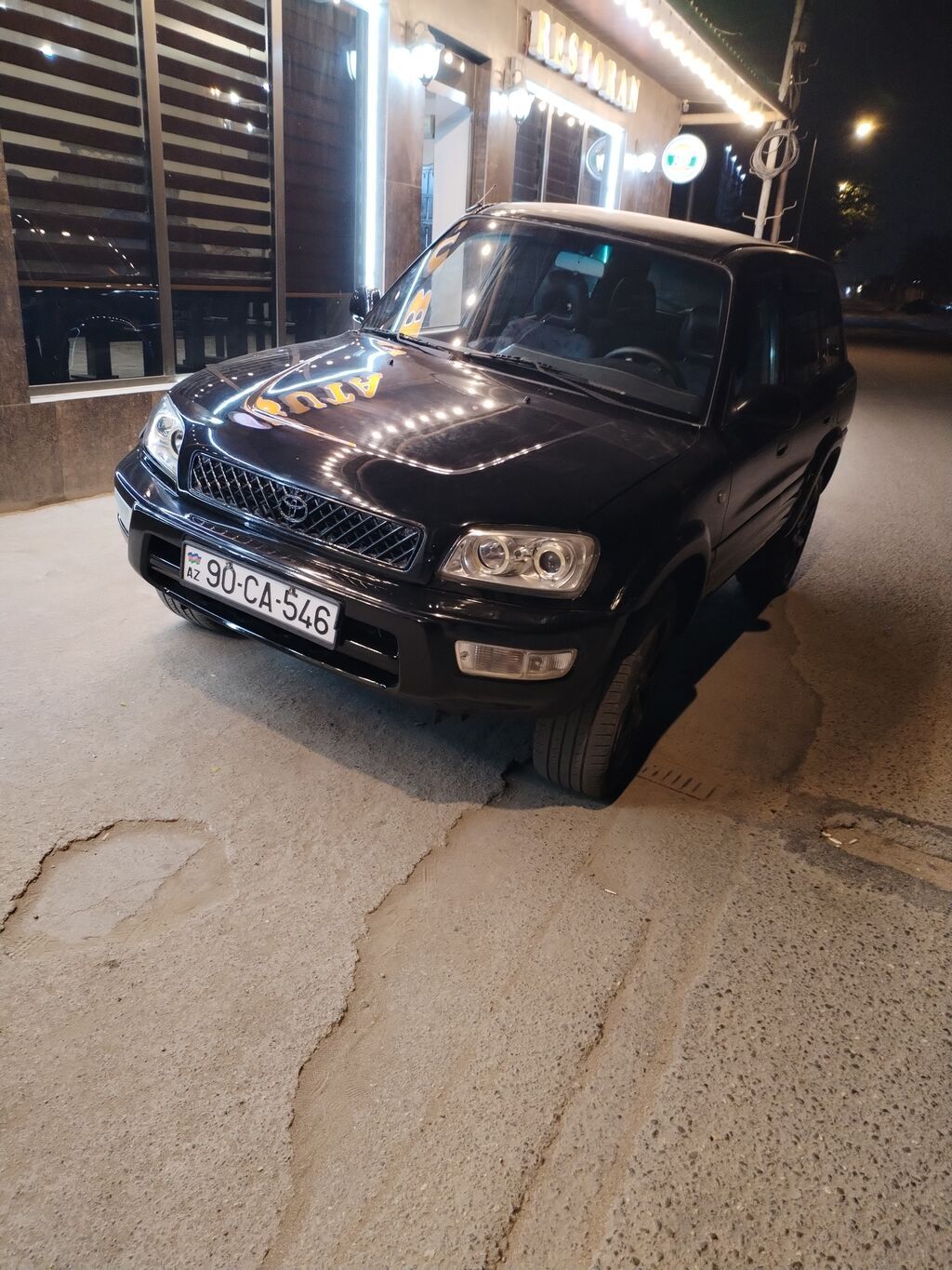 Toyota RAV4 kompakt SUV. Qara rəngli кузов, klassik kvadrat formalı — Avtomobillər, Digah