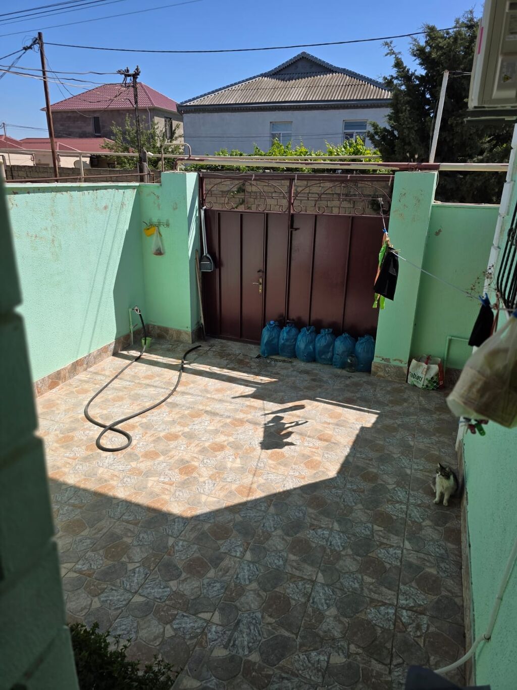 Həyət evi – kompakt həyət sahəsi və örtülü eyvan - Divarları açıq — Ev, villa, Bakı (3)