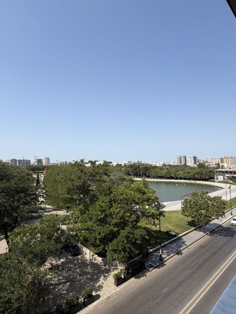 Satılır 5 otaqlı yeni tikili 250 m² — Bakı