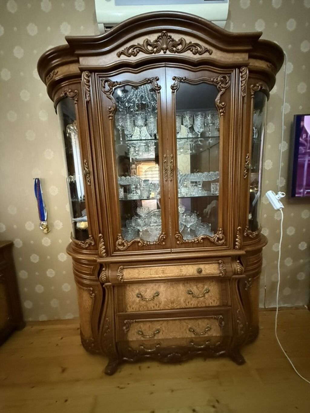 Klassik üslubda yemək otağı üçün taxta mebel dəsti. Tərkibi: - Vitrin — Qonaq otağı üçün, Bakı (4)