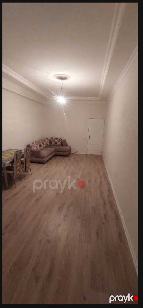 Kirayə üçün 2-otaqlı mənzil. Şəkillərdə geniş və işıqlı zal, ayrıca