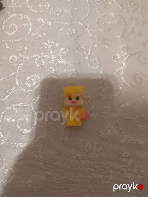 Mini fiqur – kublu/piksel üslublu sarı geyimli xarakter - Material — Bakı