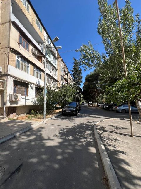 Satılır 4 otaqlı köhnə tikili 100 m² — Bakı